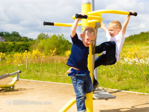 山东潍坊一幼儿园萌娃列队跳马、障碍跑一气呵成园方：重视体育教育达13年家长对磕碰